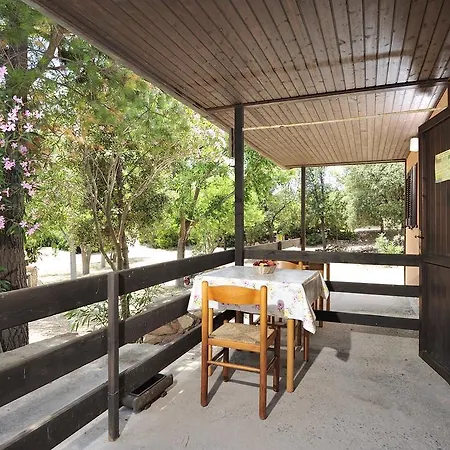 مكان تخييم Villaggio Tesonis *