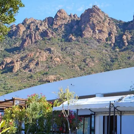 مكان تخييم Villaggio Tesonis *