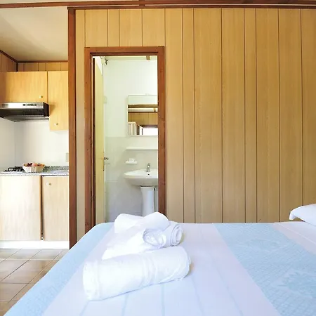 مكان تخييم Villaggio Tesonis